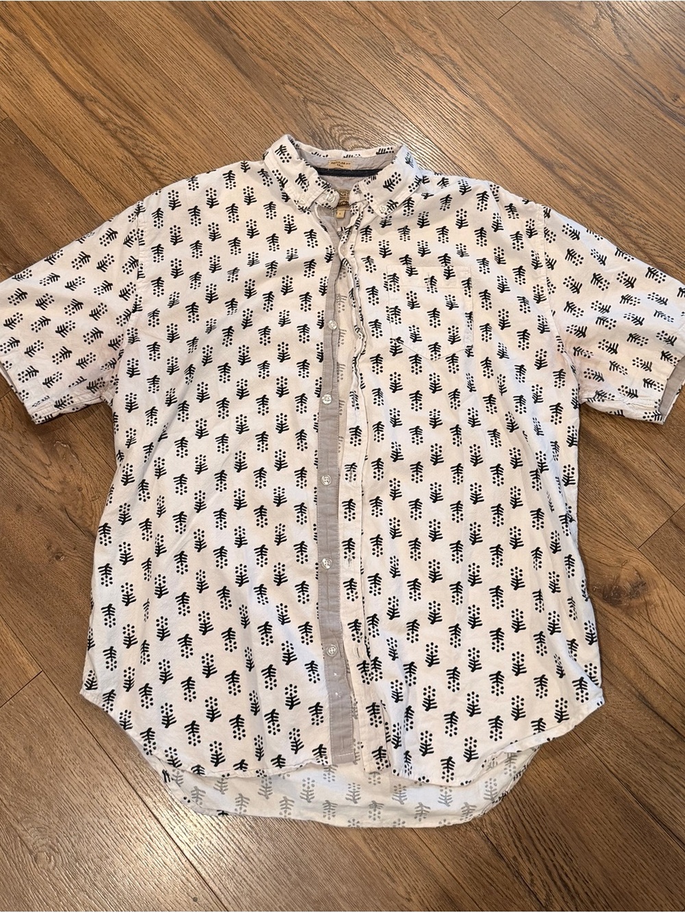 Free Nature Casual White Short-Sleeve Button-Down Shirt with Black Leaf Print